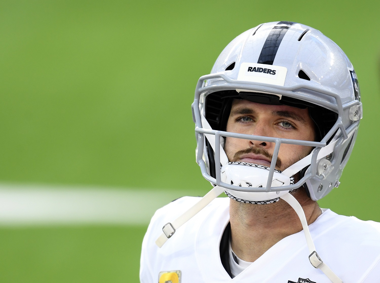 Does Derek Carr wear eyeliner discover the reason and proof