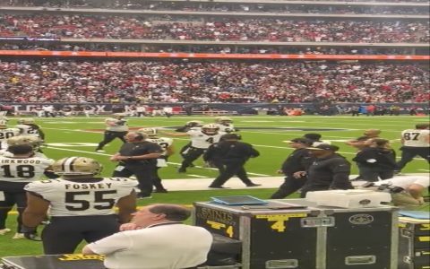 Derek Carr Eyeliner Story: Why He Wore It & What Fans Said